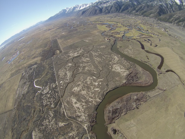 正在内华达州明登上空飞行图片下载