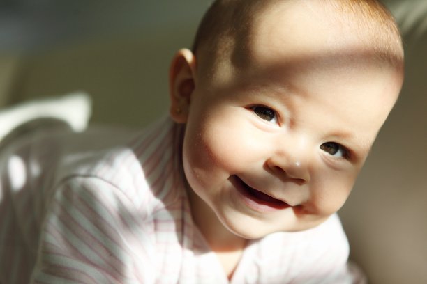 宝宝对着镜头微笑图片下载