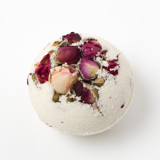 用干玫瑰装饰的炸弹盐浴图片下载