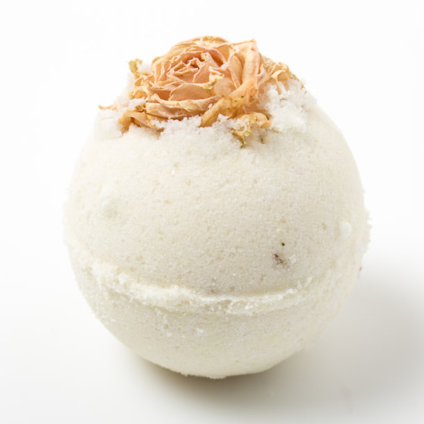 用干玫瑰装饰的炸弹盐浴图片下载