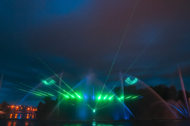 河边的喷泉小溪图片下载