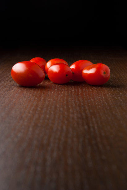 木桌上放着几个红色的圣女果图片下载