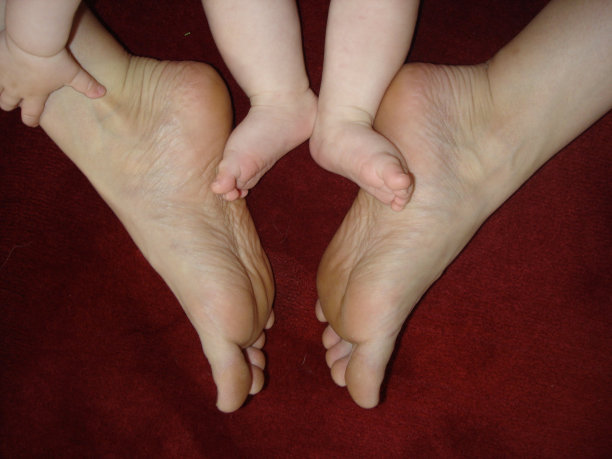 给那些小脚丫啪嗒啪嗒图片下载