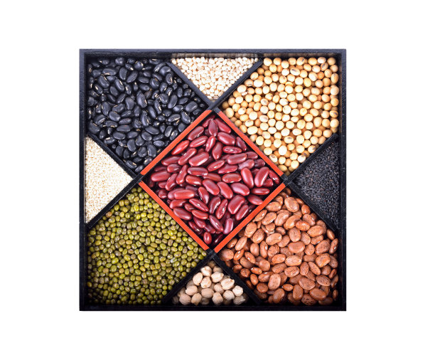 在白色背景的小箱里的谷物图片下载