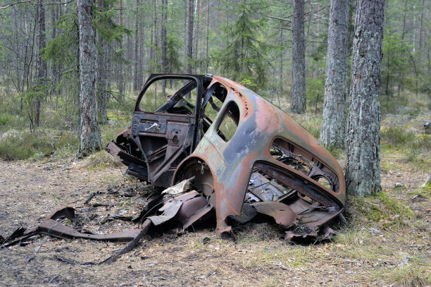 生锈的破旧车图片下载