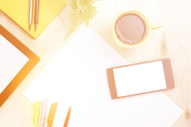 黑屏智能手机和平板电脑与财务办公供应在木制背景。图片下载