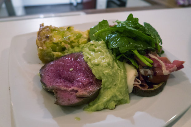 牛油果泥肉片，沙拉和乳蛋饼图片下载