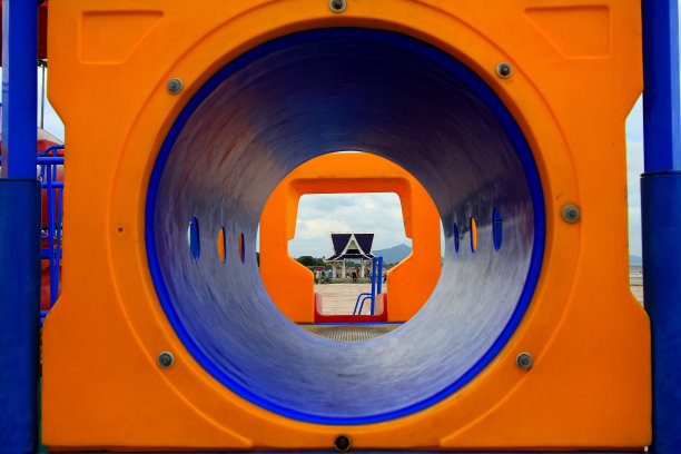 通过隧道观看国会大厦图片下载