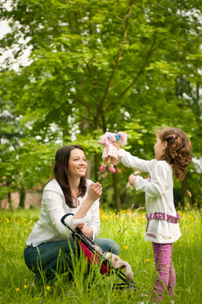 快乐时光-母亲和她的孩子图片下载