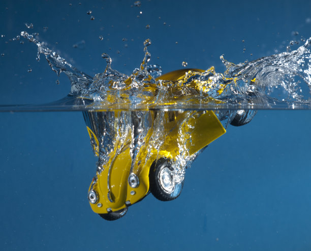 溅水的汽车在水里图片下载