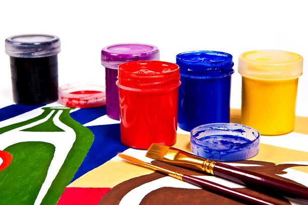 瓶子与水粉颜料和刷子的艺术绘画。图片下载