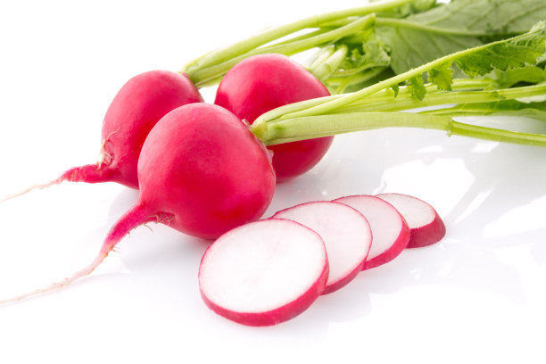 封闭萝卜，切成薄片孤立图片下载