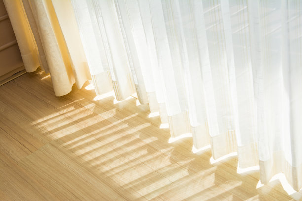 从门和窗帘里透进来的阴影图片下载