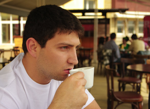 一个年轻人在咖啡馆喝咖啡图片下载