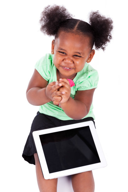 一个非裔美国女孩在用平板电脑图片下载