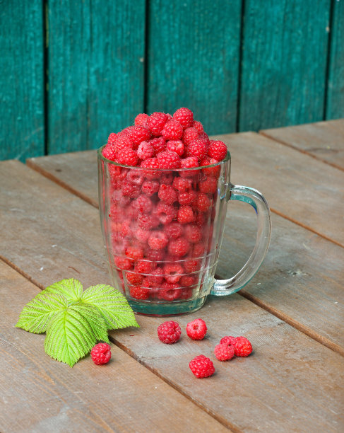 装满新鲜成熟的覆盆子的玻璃杯图片下载
