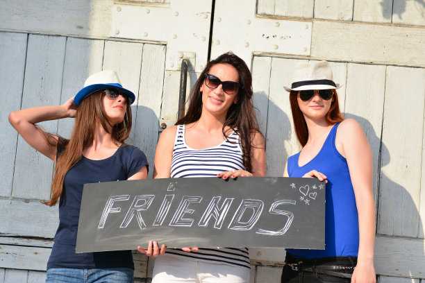 三个好朋友在玩图片下载