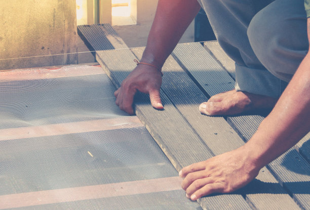 木工手工或工人手工铺地板。图片下载