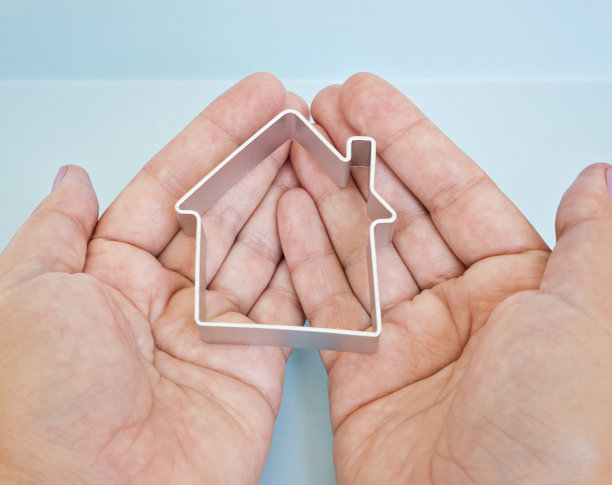 女人手里的小房子图片下载