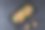 在灰色抽象背景上，用传统汤勺盛着黑色石盘上的虾仁和蔬菜面条。健康食品的概念图片下载