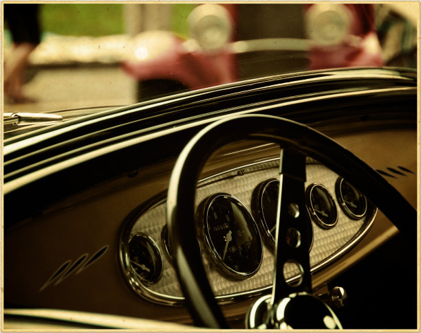 老式汽车的方向盘和仪表盘图片下载