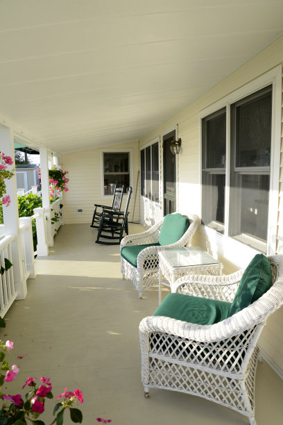 有家具的古色古香的门廊图片下载