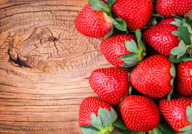 木质背景上的草莓素材图片