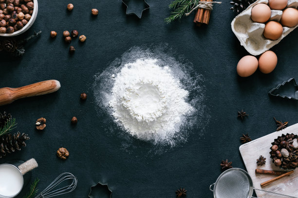 俯视图组成的烘烤原料为圣诞饼干图片下载