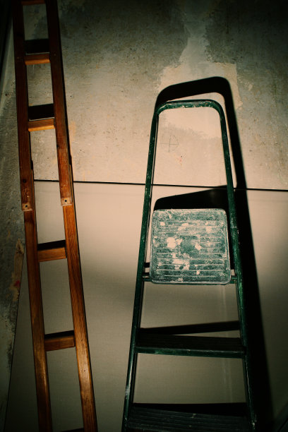 在公寓里用活梯进行修理图片下载