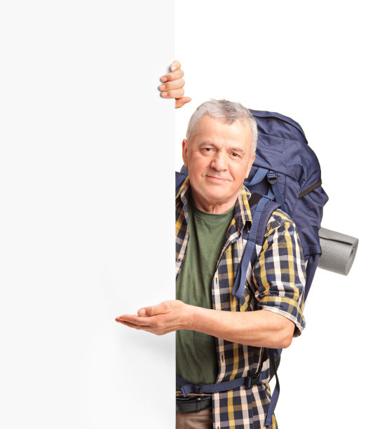 成熟的背包客在白色的面板上打手势图片下载