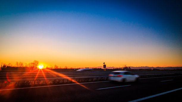 太阳落在产业后面图片下载
