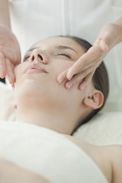 按摩脸部的美容师图片下载