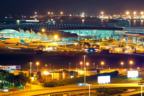 现代城市夜间机场图片下载