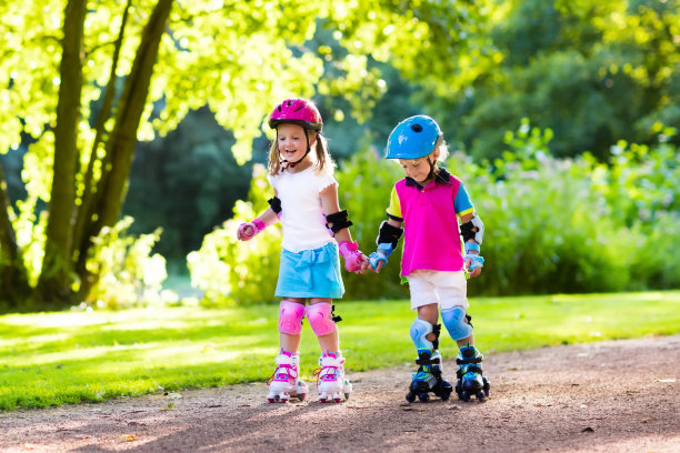 孩子们在夏季公园滑旱冰图片下载