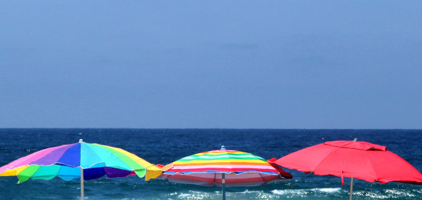 沙滩上的沙滩伞图片下载