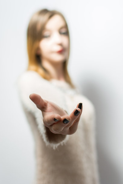 年轻的成年女子在镜头前伸出手。图片下载
