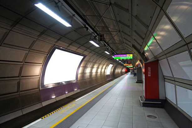 有广告牌的火车站台素材图片