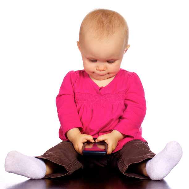 小女孩在玩手机图片下载