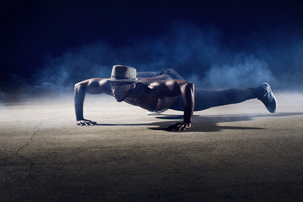 时尚舞者戏剧性地爬行图片下载