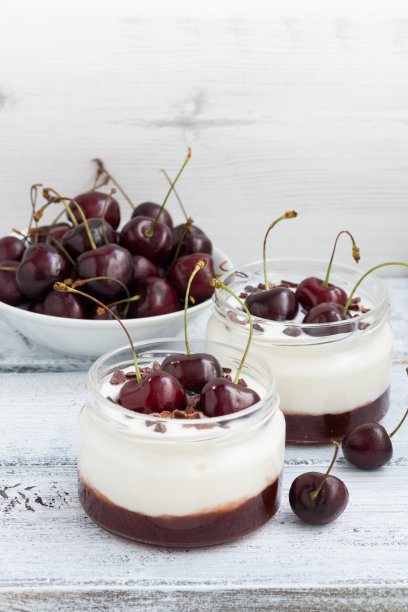 甜点有奶油，樱桃酱和新鲜浆果图片下载