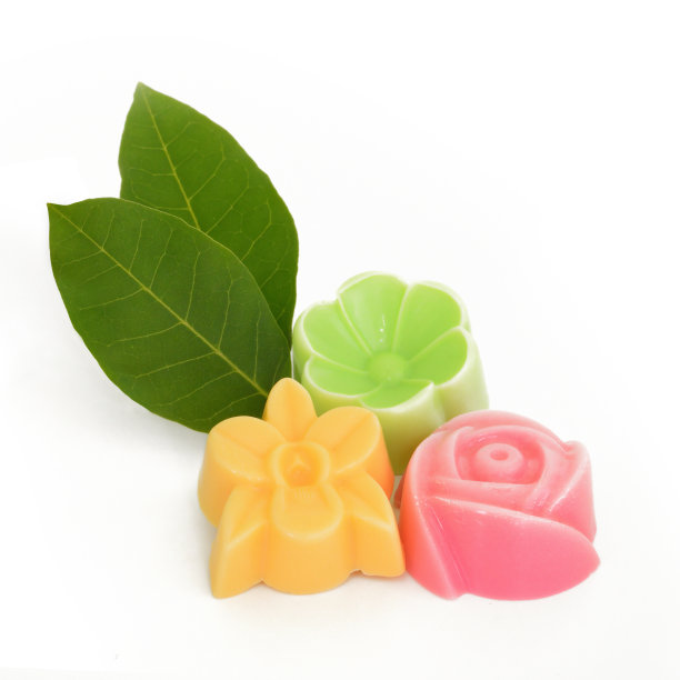 天然草本皂在白色背景上分离(面包花，图片下载