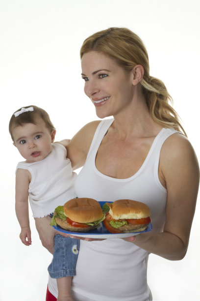 妈妈和女儿一起吃汉堡包图片下载