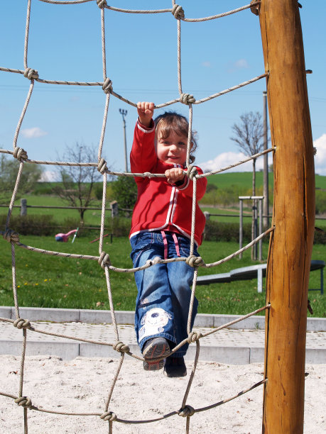 操场上的女孩图片下载