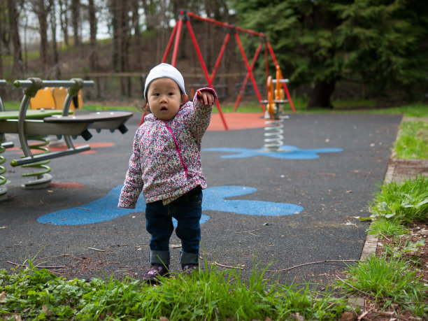 小女孩在操场上玩图片下载