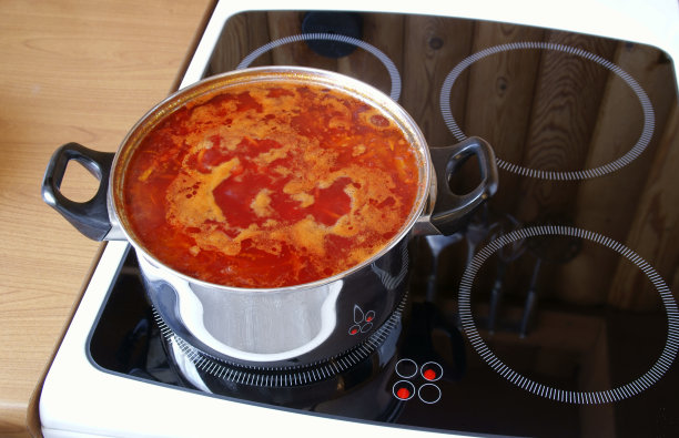 &#1057;在电盘上炖汤图片下载