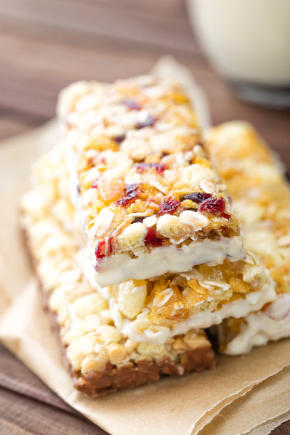 美味的燕麦燕麦棒，蜂蜜和酸奶，健康的早餐食物。健康饮食的自制谷物零食图片下载