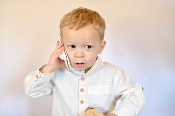 带着手机的婴儿图片下载