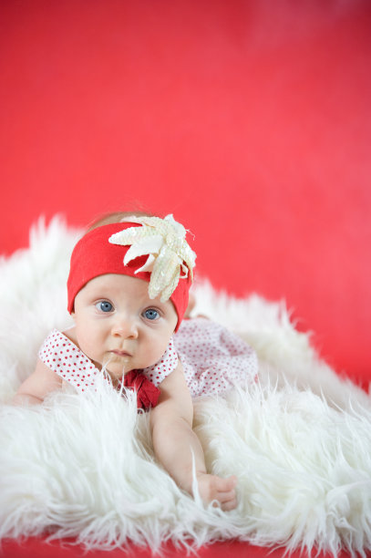 穿红衣服的小女孩图片下载