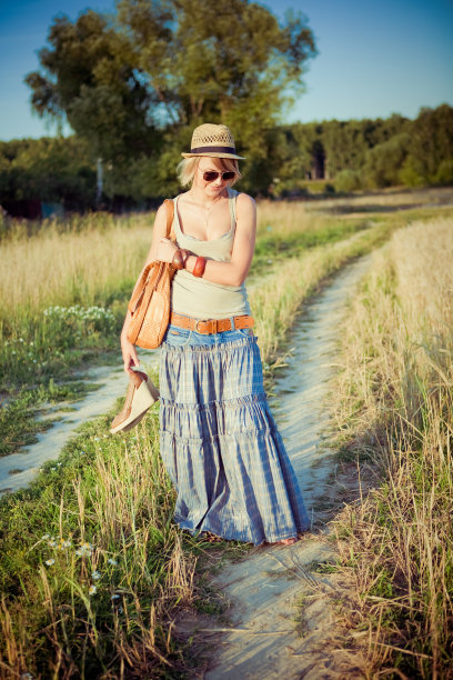 麦田里的年轻女子图片下载