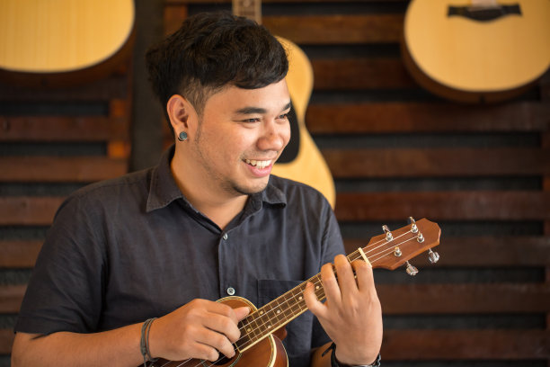 尤克里里吉他老师教音乐图片下载